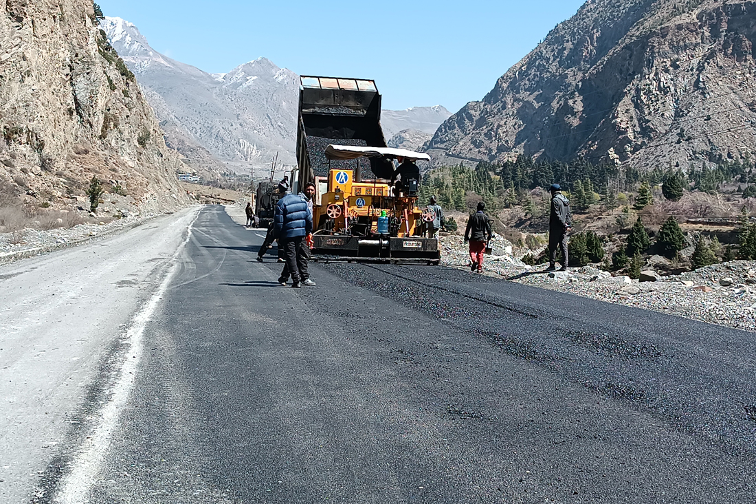 पराशर मार्गमा कालोपत्रे गर्न थालियो